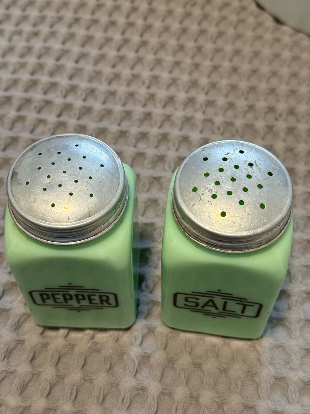 Vintage 1940s McKee Range size, PEPPER and SALT Shaker - Picture 3 of 6